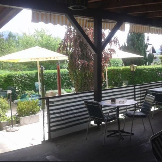 Bild enthält, Chair, Building, Housing, Patio, Terrace, Interior Design, Backyard, Outdoors, Garden, Porch