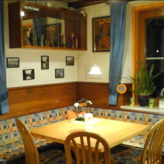 Bild enthält, Building, Dining Room, Dining Table, Furniture, Indoors, Table, Interior Design, Chair, Plant, Restaurant