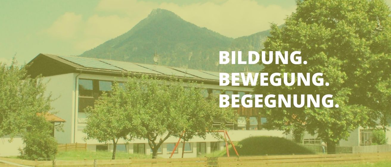 Ein Haus mit Solarmodulen auf dem Dach, grüne Bäume im Vordergrund und einer Bergkette im Hintergrund. Der Text lautet 'BILDUNG BEWEGT BEGGE'.
