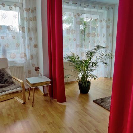Bild enthält, Floor, Flooring, Hardwood, Wood, Living Room, Interior Design, Plant, Home Decor, Rug, Chair