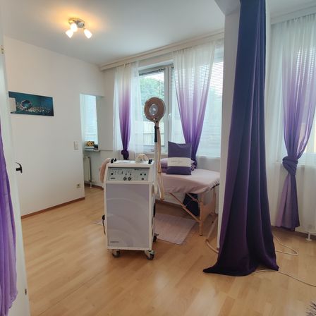 Bild enthält, Floor, Flooring, Interior Design, Rug, Lamp, Wood, Hardwood, Hospital