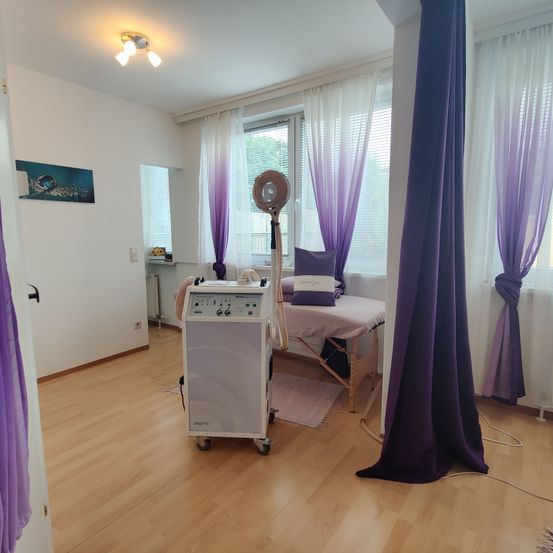 Bild enthält, Floor, Flooring, Interior Design, Rug, Lamp, Wood, Hardwood, Hospital