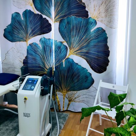 Bild enthält, Interior Design, Chair, Handbag, Person