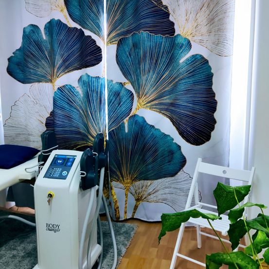 Bild enthält, Interior Design, Chair, Handbag, Person