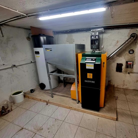 Bild enthält, Basement, Indoors, Room, Floor