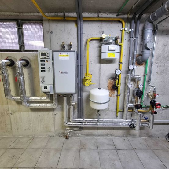 Bild enthält, Person, Plumbing, Indoors