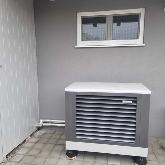 Bild enthält, Floor, Mailbox, Indoors, Interior Design, Device