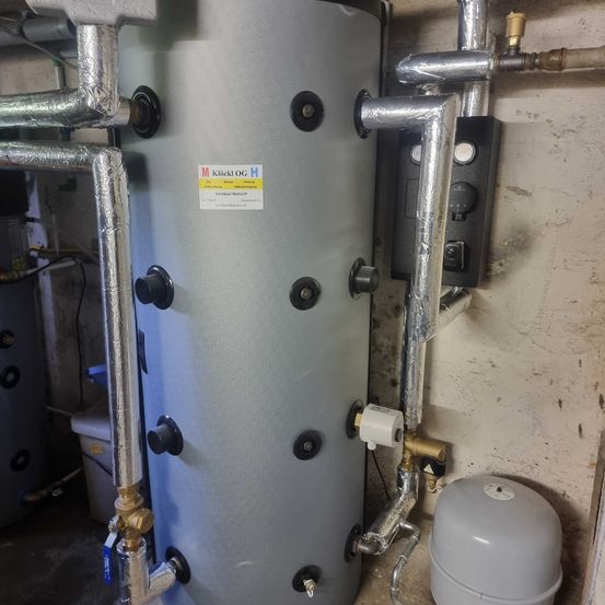 Bild enthält, Person, Plumbing, Appliance, Device, Electrical Device, Heater, Switch, Architecture, Building, Factory