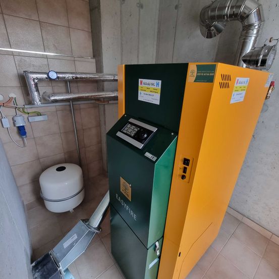 Bild enthält, Blade, Dagger, Knife, Weapon, Furniture, Filing Cabinet