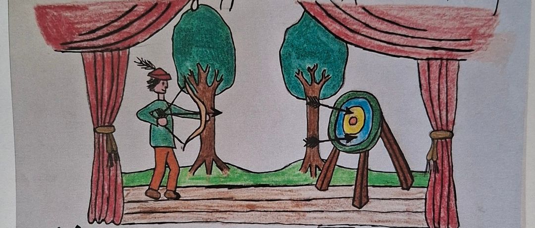 Plakat für eine Kindertheatergruppe aus M. Hartmannsdorf. Es zeigt eine Zeichnung eines Mannes, der einen Pfeil auf eine Zielscheibe abfeuert. Aufführungstermine und -zeiten sind aufgeführt. Der Eintritt ist durch freiwillige Spenden.