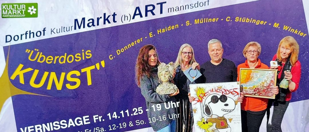 Vier Personen stehen vor einem Plakat für einen Kunstmarkt. Drei halten Kunstwerke, eine ein Snoopy-Zeichnung. Das Plakat hat Text auf Deutsch und Datum und Uhrzeiten für die Veranstaltung.