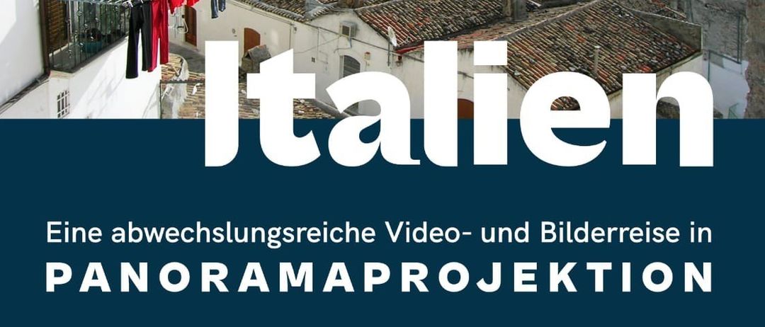 Werbeplakat für eine Panorama-Video- und Bildreise in Italien. Es zeigt eine Luftaufnahme einer Stadt mit einem Mann auf dem Balkon und einem Wohnmobil. Das Plakat enthält auch Reisetipps und ein Datum.