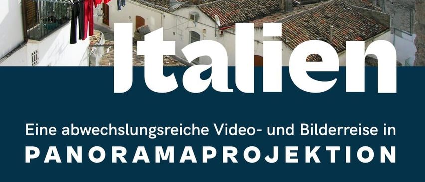 Werbeplakat für eine Panorama-Video- und Bildreise in Italien. Es zeigt eine Luftaufnahme einer Stadt mit einem Mann auf dem Balkon und einem Wohnmobil. Das Plakat enthält auch Reisetipps und ein Datum.