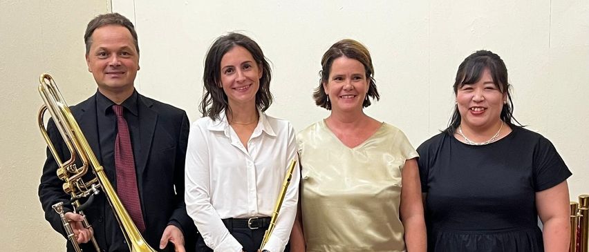 Bild enthält, Adult, Female, Person, Woman, Groupshot, Tie, Belt, Male, Man, Musical Instrument