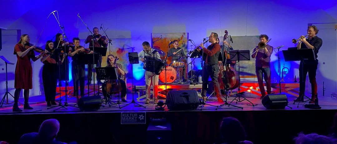 Bild enthält, Stage, Concert, Person, Group Performance, Music Band, Adult, Male, Man, Female, Woman