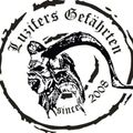 Ein schwarz-weißes Logo mit einem grimmigen Dämonengesicht, umgeben von Stacheldraht, mit den Worten 'Lusters Gefaehrten seit 2008'.