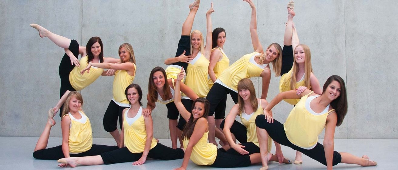 Bild enthält, People, Person, Adult, Female, Woman, Dancing, Clothing, Shorts, Group Performance, Face