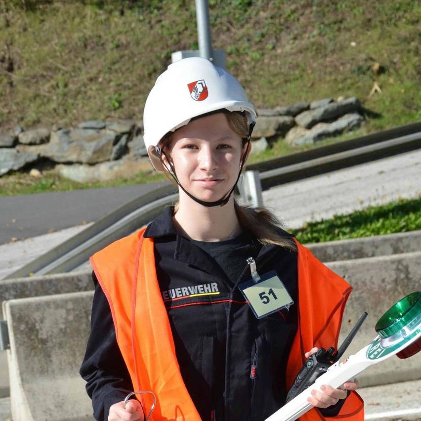 Bild enthält, Clothing, Hardhat, Helmet, Person, Worker, Face, Head, Photography, Portrait