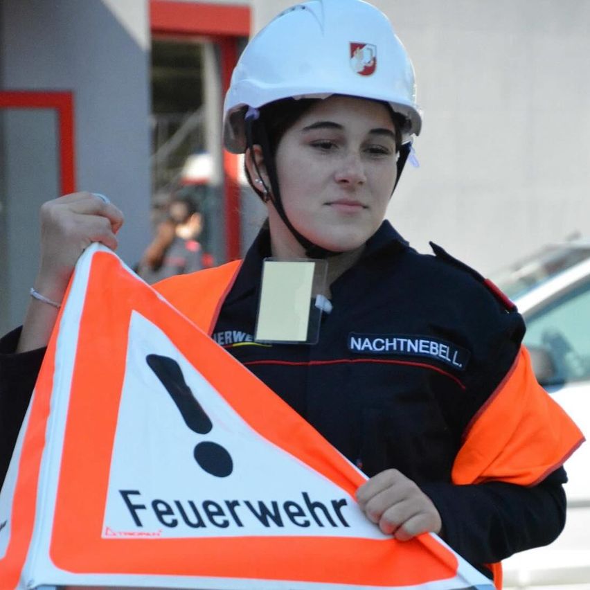 Bild enthält, Helmet, Person, Face, Head, Worker, Fireman