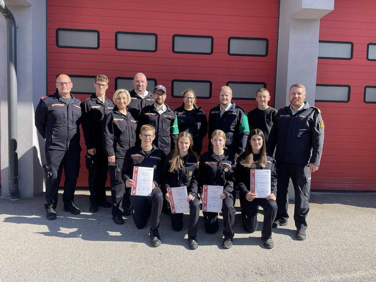 Bild enthält, Groupshot, Person, Adult, Male, Man, Boy, Teen, People, Coat, Jacket