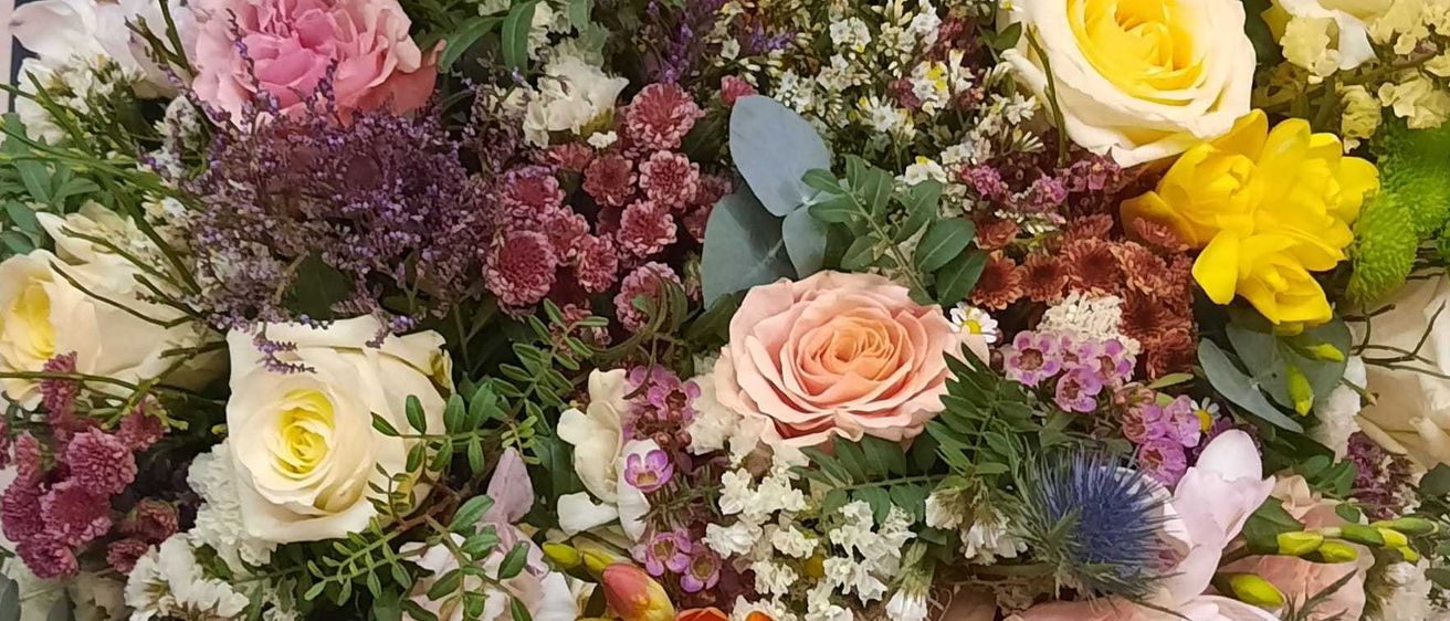 Bild enthält, Flower, Plant, Rose, Flower Arrangement, Flower Bouquet, Art, Floral Design, Graphics, Pattern, Petal