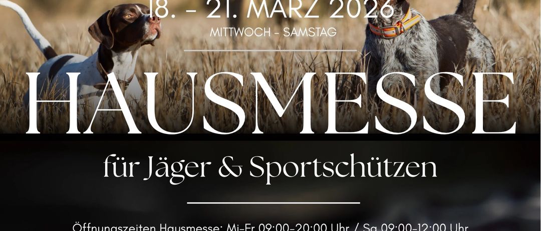Ein Werbeplakat für Hausmesse für Jäger und Sportschützen. Datum: 18.-21. März 2026. Öffnungszeiten: Mittwoch-Samstag 09:00-12:00 Uhr. Zeigt zwei Hunde in einem Grasfeld und einen Mann mit einer Waffe.