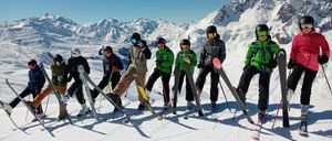 Bild enthält, Nature, Outdoors, Glove, Person, Adult, Male, Man, Snow, Skiing, Shoe