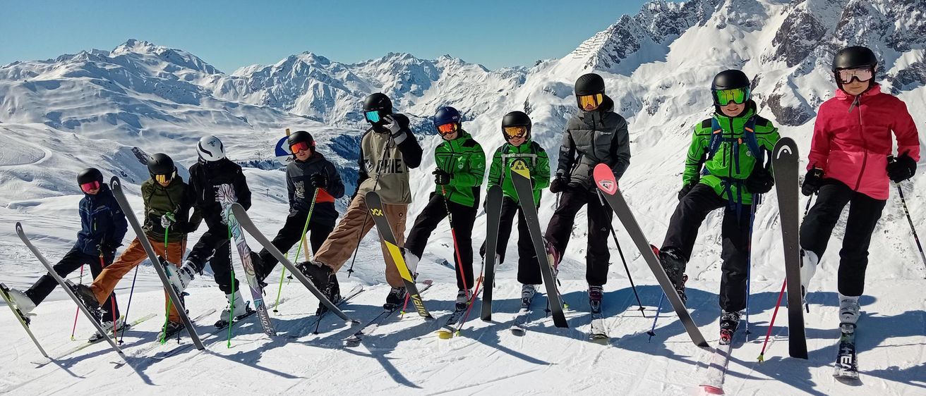 Bild enthält, Nature, Outdoors, Glove, Person, Adult, Male, Man, Snow, Skiing, Shoe