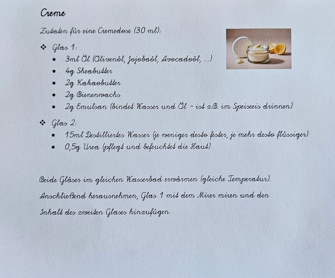 Zubereitung für eine Cremedose (30 ml): Glas 1: 3 ml Öl, Sheabutter, Kakaobutter, Bienenwachs, Emulgator. Glas 2: 15 ml destilliertes Wasser, 0,5 g Harnstoff. Beide Gläser in Wasserbad erwärmen, dann mischen.