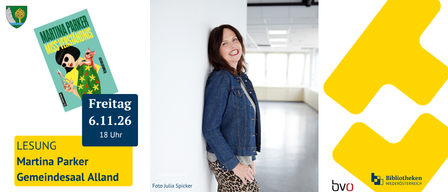 Eine Frau in einer Jeansjacke und Leopardenprint-Hose lächelt und lehnt sich gegen eine weiße Wand. Das Bild enthält ein Buchcover und einen gelben Banner mit Datum und Uhrzeit einer Veranstaltung.