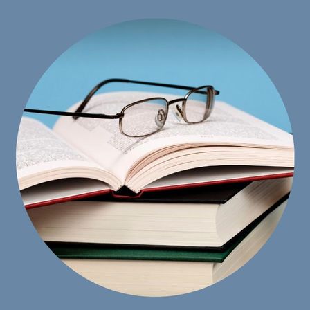 Zwei nebeneinander platzierte Bilder: links ein offenes Buch mit sichtbarem Buchrücken; rechts ein Buch mit einer Brille darauf, beide auf blauem Hintergrund mit dem Wort 'ODER' in der Mitte.