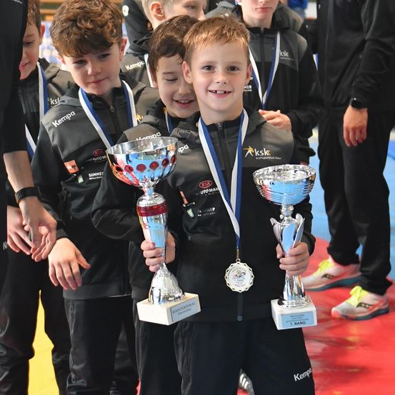 Bild enthält, People, Person, Head, Face, Boy, Child, Male, Adult, Man, Coat