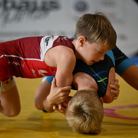 Bild enthält, Finger, Person, Boy, Child, Male, Sport, Wrestling, Face, Head, People