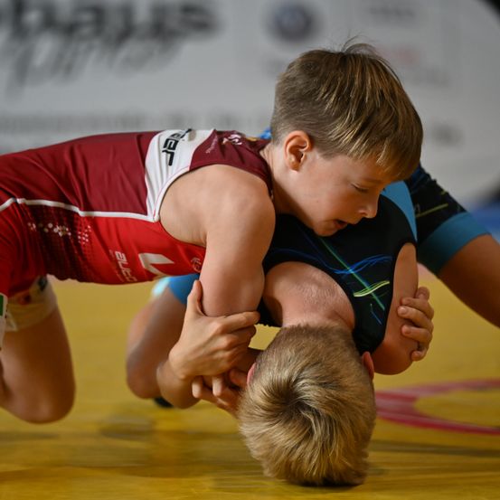 Bild enthält, Finger, Person, Boy, Child, Male, Sport, Wrestling, Face, Head, People