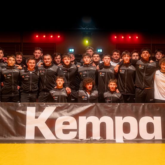 Bild enthält, People, Person, Team, Adult, Male, Man, Groupshot, Face, Coat, Jacket