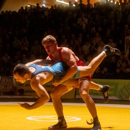 Bild enthält, Person, Sport, Wrestling, Adult, Male, Man, Shoe, People, Face, Head