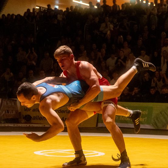 Bild enthält, Person, Sport, Wrestling, Adult, Male, Man, Shoe, People, Face, Head