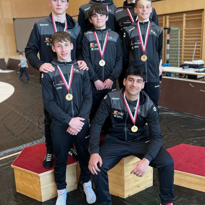 Bild enthält, Groupshot, Person, Boy, Male, Teen, Adult, Man, Coat, Face, Jacket