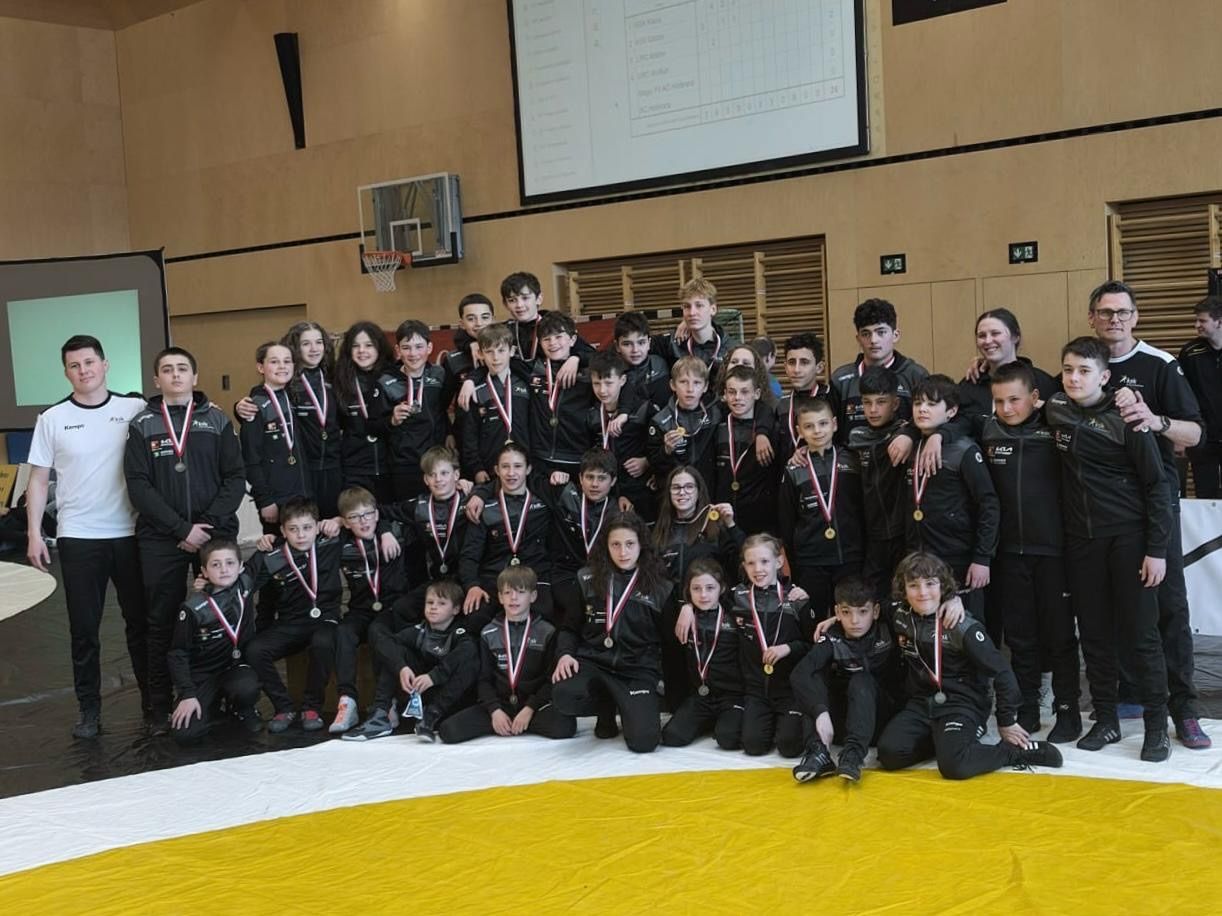 Bild enthält, People, Person, Groupshot, Adult, Female, Woman, Male, Man, Boy, Child