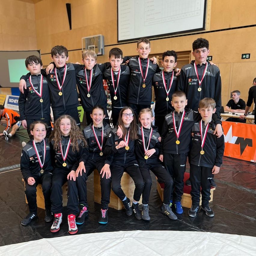 Bild enthält, Groupshot, Person, People, Adult, Male, Man, Boy, Child, Teen, Coat