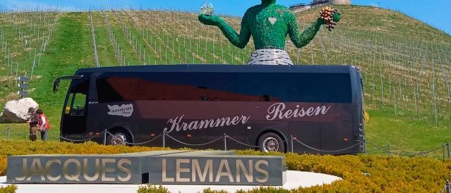 Bild enthält, Bus, Transportation, Vehicle, Person, Adult, Female, Woman, Tour Bus, Machine, Wheel