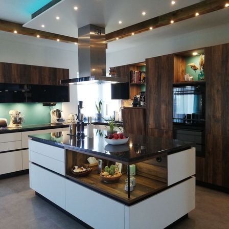 Bild enthält, Indoors, Interior Design, Kitchen, Kitchen Island, Wood