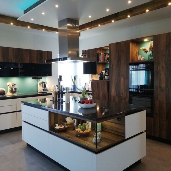 Bild enthält, Indoors, Interior Design, Kitchen, Kitchen Island, Wood