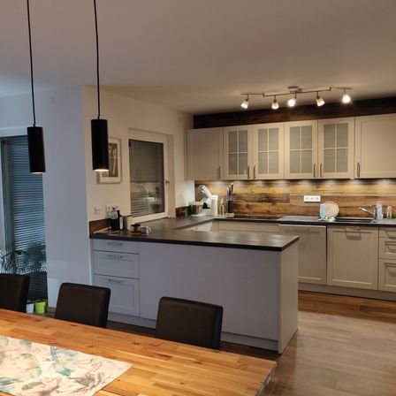 Bild enthält, Indoors, Interior Design, Kitchen, Wood, Hardwood, Home Decor, Kitchen Island, Floor, Sink, Sink Faucet