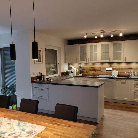 Bild enthält, Indoors, Interior Design, Kitchen, Wood, Hardwood, Home Decor, Kitchen Island, Floor, Sink, Sink Faucet