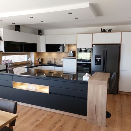 Bild enthält, Indoors, Interior Design, Kitchen, Electronics, Speaker, Kitchen Island, Wood, Device, Electrical Device, Refrigerator