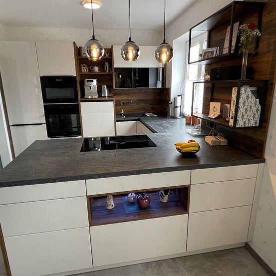 Bild enthält, Indoors, Interior Design, Kitchen, Cooktop, Home Decor