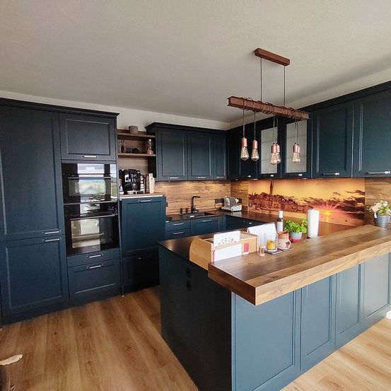 Bild enthält, Indoors, Interior Design, Wood, Kitchen, Hardwood, Stained Wood, Floor, Kitchen Island