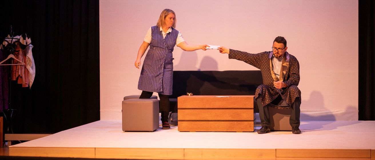 Bild enthält, Stage, Adult, Male, Man, Person, Dress, People, Shoe, Glasses, Formal Wear