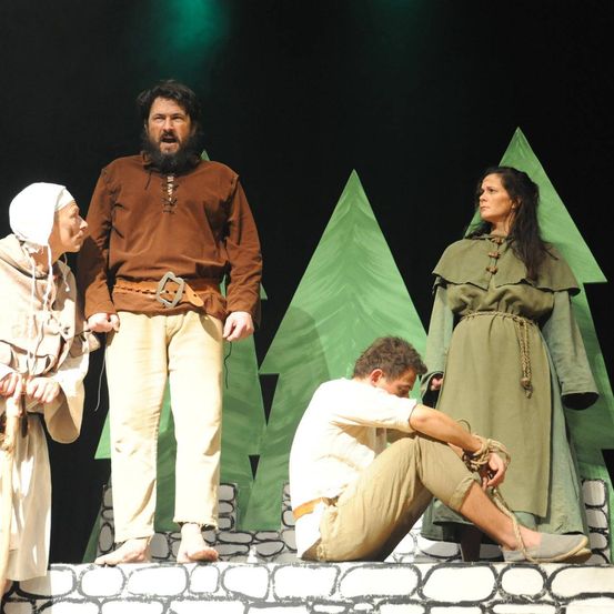 Bild enthält, Stage, Coat, Adult, Female, Person, Woman, People, Pants, Fashion, Man